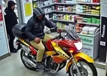 dupla em motocicleta assalta farmácia em Hortolândia