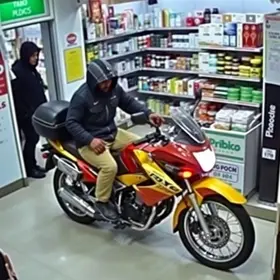 dupla em motocicleta assalta farmácia em Hortolândia