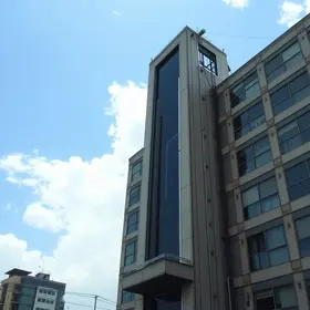 elevador com falha mecânica