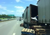 caminhão tomba sobre carro