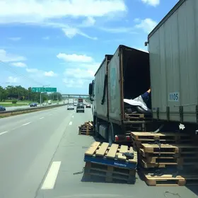 caminhão tomba sobre carro